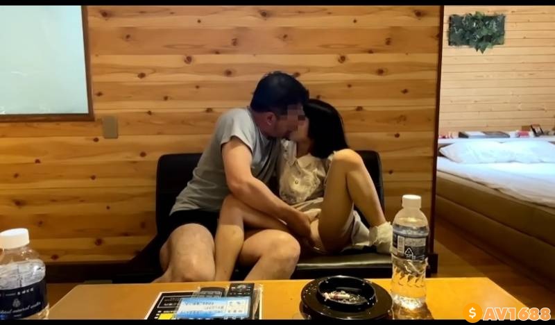 FC2-PPV-2959583 ハングカラーが可愛いコンカフェ店員のMちゃん【19歳】ねっとり舌を絡めるキスとフェラ★敏感すぎる華奢な体をびくんっと仰け反らせます【RT】