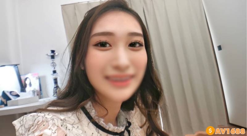 FC2-PPV-2944109 980円:個撮）現役　早●田大学②文学少女　変態オヤジのチンポを弄ぶ美人。彼氏へ渡すプレゼントを買うために応募　塩対応でも乳首はガン勃ちの